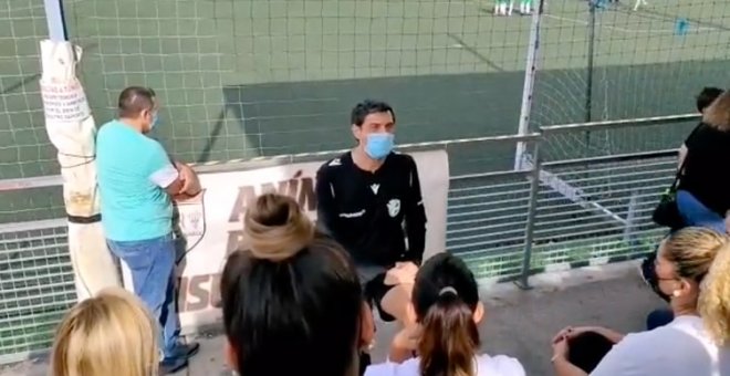 La brillante charla de un árbitro a unos padres antes de un partido de fútbol base: "Me quito el sombrero"