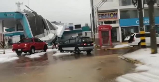 Una espectacular granizada colapsa las calles de una ciudad boliviana