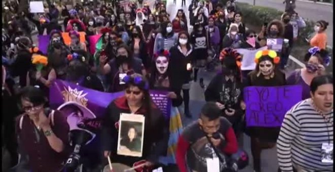 Multitudinaria marcha de mujeres contra los feminicidios en México