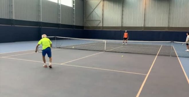 Rafa Nadal juega con el tenista más viejo del mundo