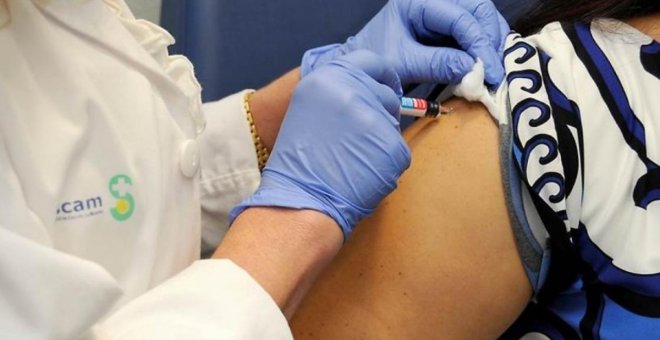 Arranca la campaña de vacunación simultánea contra la gripe y el refuerzo frente a la covid en Castilla-La Mancha