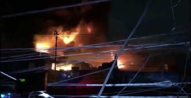 Un cortocircuito provoca un voraz incendio en el mercado más popular de Paraguay y arrasa 35 locales