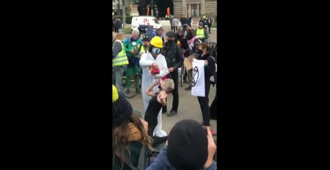 Una activista simula beber petróleo durante una protesta en la cumbre climática de la ONU