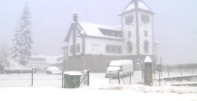 El frío polar y la nieve llena de esperanza las estaciones de esquí