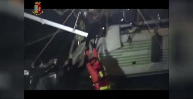 Agónico rescate de dos barcos llenos de inmigrantes encallados en aguas italianas