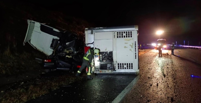 Chocan dos camiones y uno vuelca en la A-67 a la altura de Bárcena de Pie de Concha