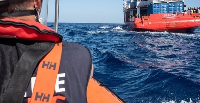 Italia permite que el 'Sea Eye 4' desembarque a 900 migrantes en uno de sus puertos tras casi 48 horas en alta mar