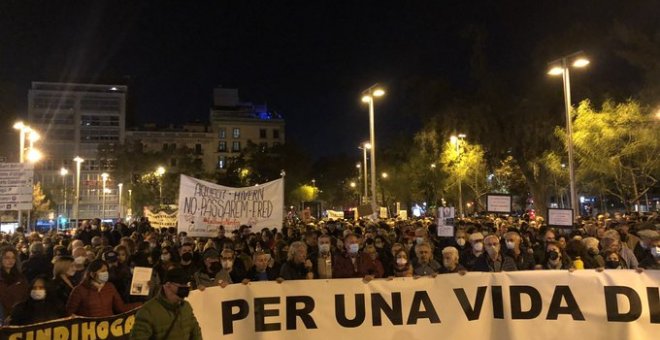 Centenars de persones protesten a Barcelona contra "l'estafa de la llum"