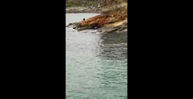 Queda atrapado en una roca de la playa del Camello al subir la marea