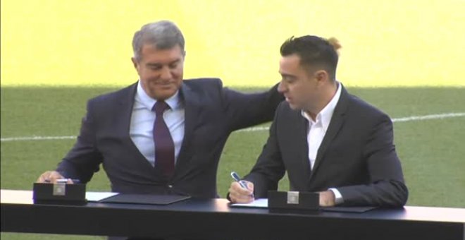 Decenas de aficionados dan la bienvenida a Xavi en el Camp Nou