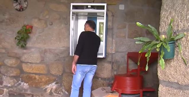 Una aldea de Ourense conserva en funcionamiento su cabina telefónica