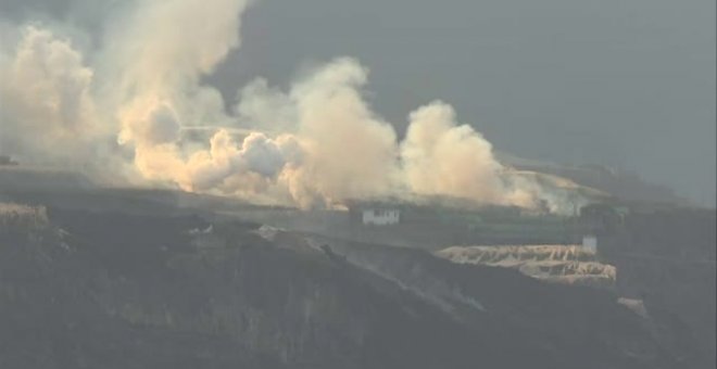 La colada 2 del volcán de La Palma rebosa sobre la playa de Los Guirres