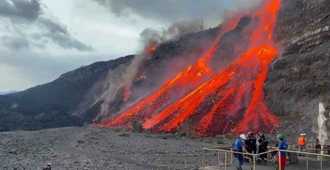 La lava alcanza la playa de los Guirres y une los frentes de dos coladas