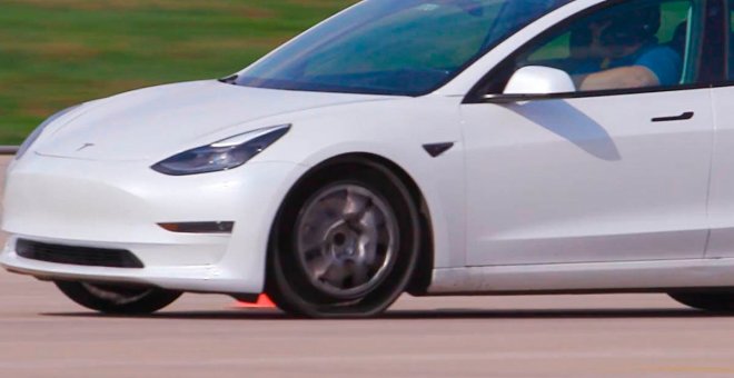 Los neumáticos sin aire de Goodyear a prueba en el Tesla Model 3