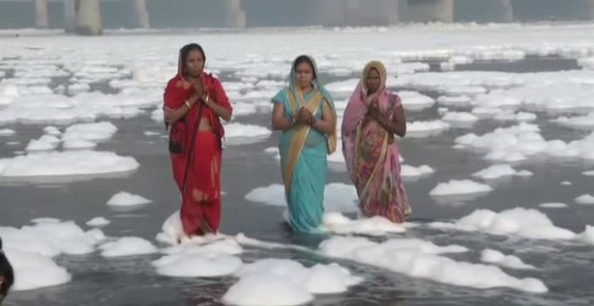 Una capa de espuma tóxica cubre el río Yamuna a su paso por Delhi