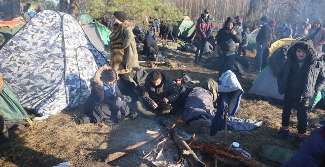 Cientos de migrantes tratan de cruzar la frontera polaca durante la última noche