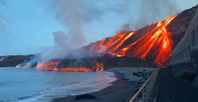 Una nueva colada llega al mar en La Palma y forma otra fajana