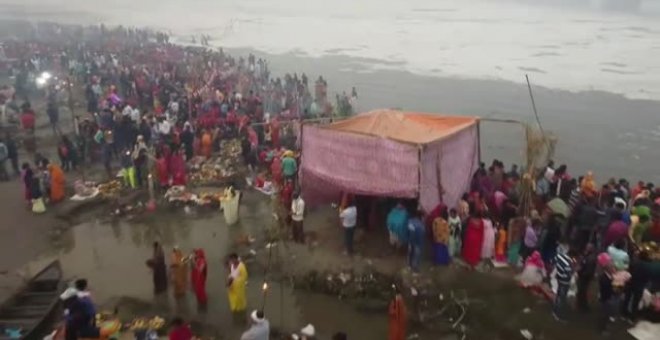 Rituales en India entre espuma tóxica y aire contaminado