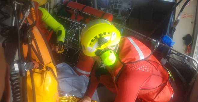 Rescatado un pescador que fue arrastrado por una ola en la costa de Toñanes