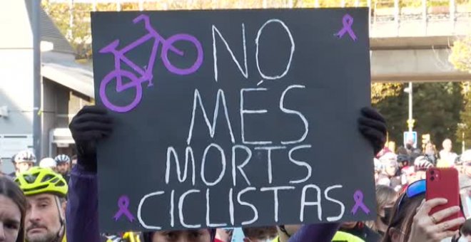 Emotiva y multitudinaria concentración en Girona por los ciclistas muertos en carretera