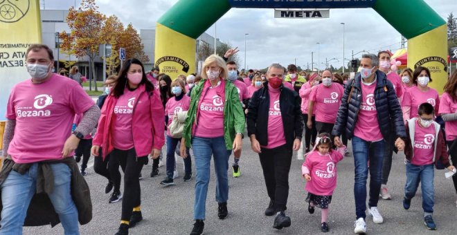 Bezana se tiñe de rosa con la Marcha Solidaria contra el Cáncer