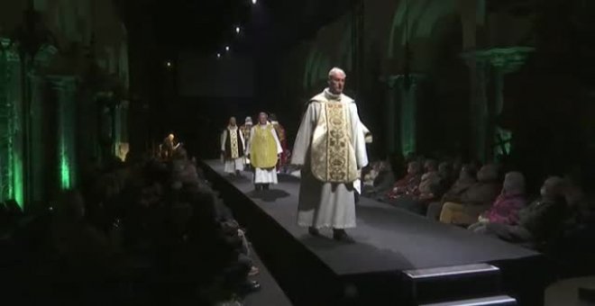 Desfile de casullas sacerdotales en la catedral belga de Tournai