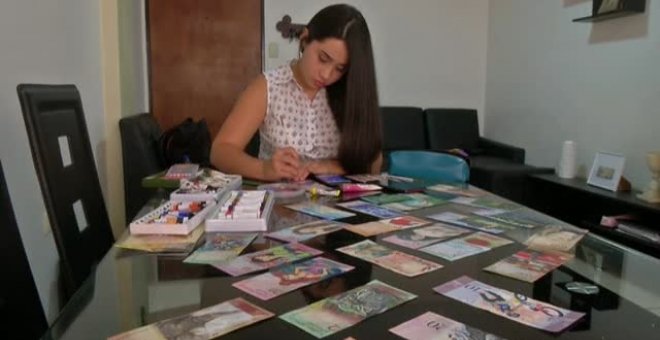 Una joven venezolana trasforma los bolívares devaluados en arte en miniatura