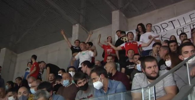 Detienen un partido de frontón en Bilbao porque el público no llevaba mascarilla