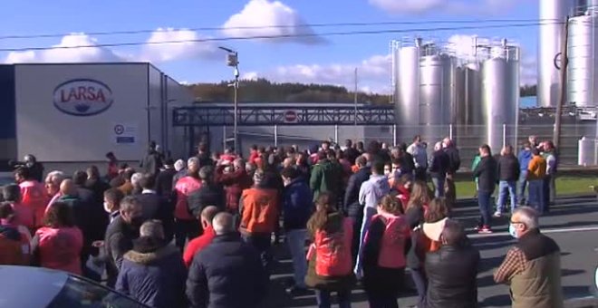 Espectacular protesta de los ganaderos gallegos por los bajos precios de la leche