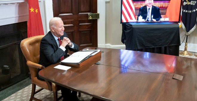 Biden y Xi se reúnen para rebajar tensiones y que la relación entre EEUU y China "no vire en conflicto"