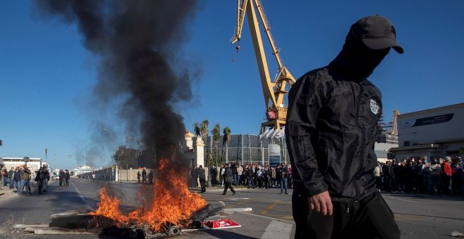 Comienza la huelga del sector del metal en Cádiz con piquetes y cortes de tráfico