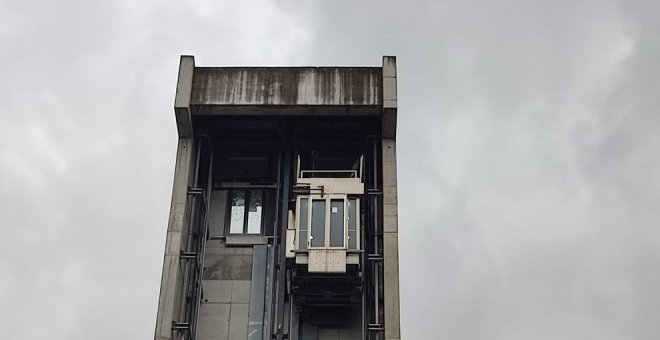 Los vecinos denuncian el estado del ascensor que une las calles Alta y Castilla