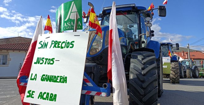 Un centenar de tractores protestan por el precio de la leche en Arenas de Iguña