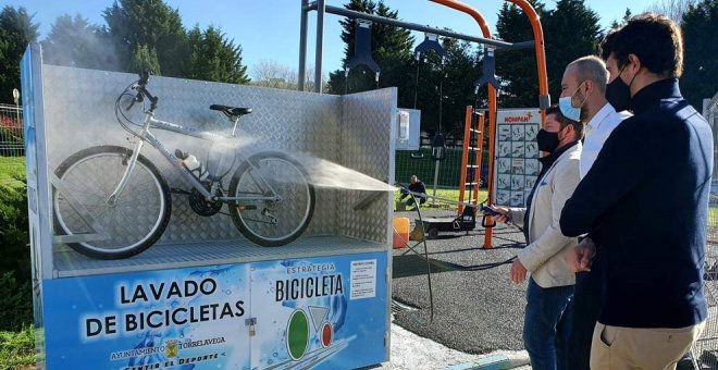 El Ayuntamiento instala un lavadero de bicicletas en el complejo Óscar Freire