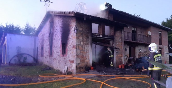 Un incendio calcina una antigua cuadra usada como almacén en Ambrosero