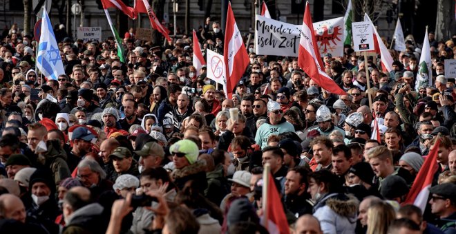 Miles de personas protestan en Viena contra las nuevas medidas sanitarias para frenar el coronavirus