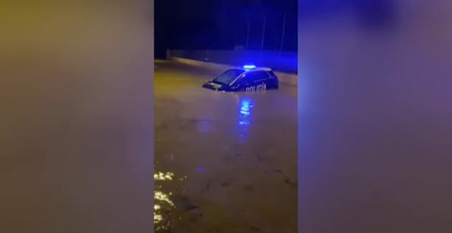 Un coche de la Policía se queda atrapado por una tromba de agua en Cartagena