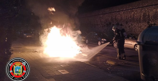 Un supuesto pirómano quema dos contenedores y un coche esta noche en Santander