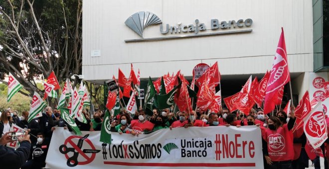 Empleados de Unicaja se concentran el martes en Santander contra los despidos