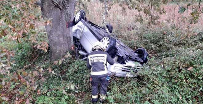 Heridas dos personas tras salirse su vehículo de la carretera