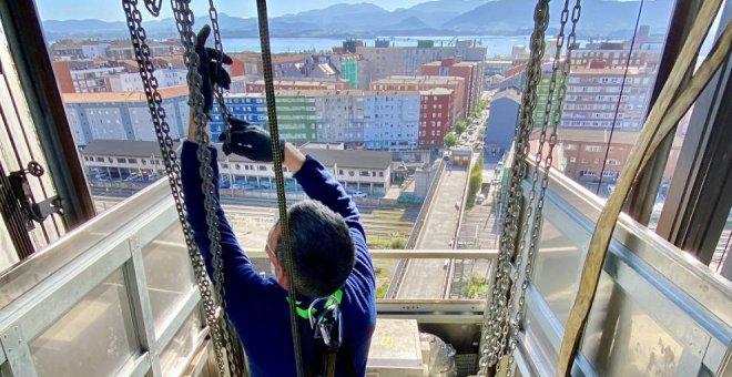 El ascensor de la Peña del Cuervo lleva meses averiado por falta de piezas