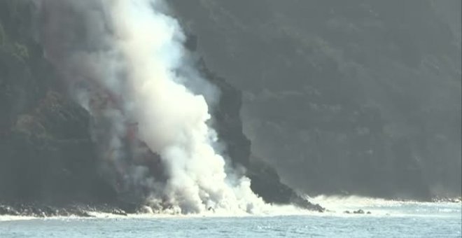 Nueva fajana en La Palma tras tocar la lava aguas del Atlántico