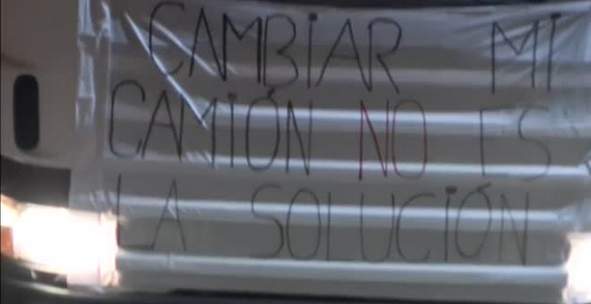 Centenares de camioneros colapsan las principales vías de acceso a Barcelona