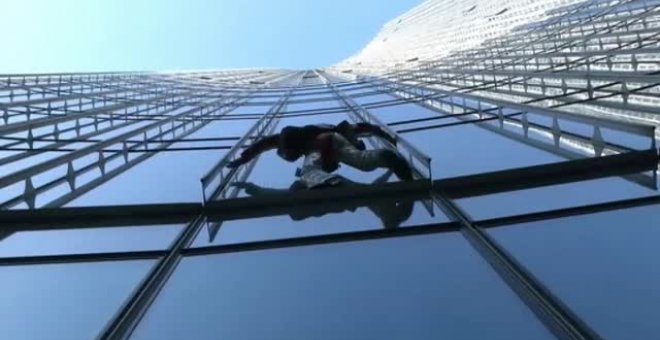 El spiderman francés escala un rascacielos de 39 plantas en Alemania para concienciar sobre el cambio climático