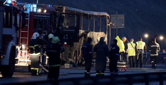 Al menos 45 muertos tras incendiarse un autobús en una autopista en Bulgaria