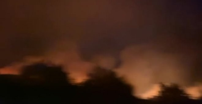 El viento dificulta la extinción del incendio forestal declarado ayer en Cercedo- Cotobade, en Pontevedra