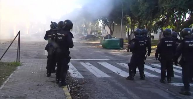 Vuelven los enfrentamientos entre huelguistas y policía a las calles de Cádiz