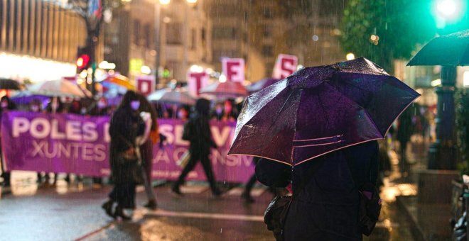 Galería: El feminismo resiste el temporal de lluvia y frío