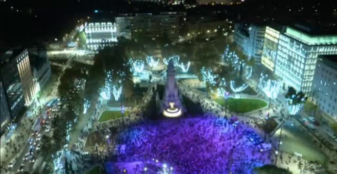 27.000 luces inauguran la Navidad madrileña en una concurrida Plaza de España