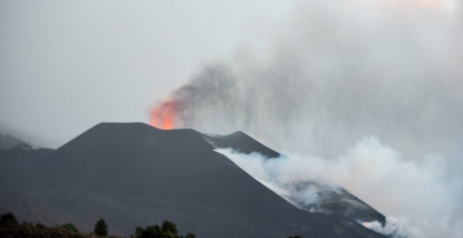 La actividad del volcán de La Palma no cesa y la lluvia amenaza con complicar la situación